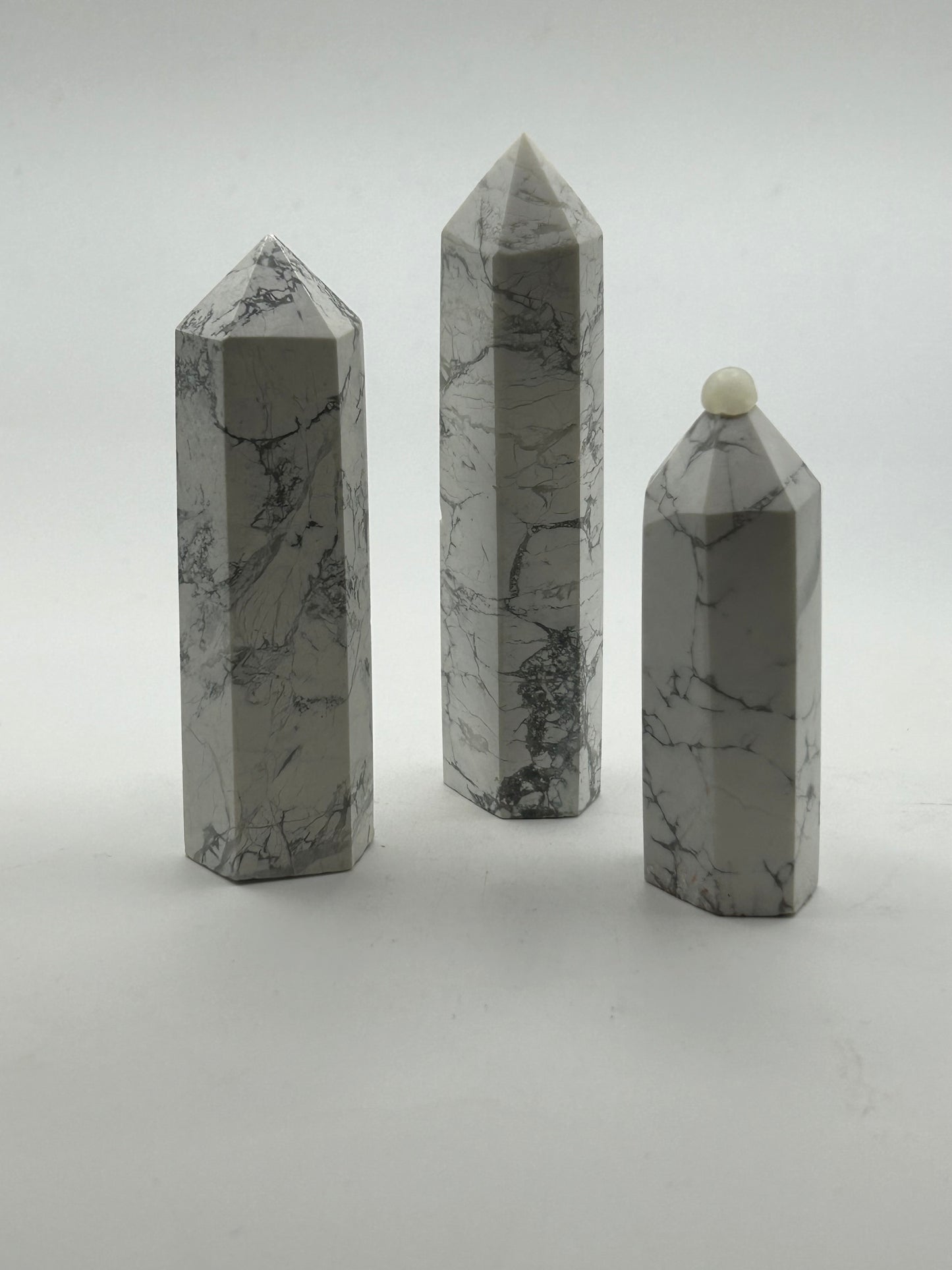 Towers (s), Howlite